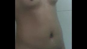 Ecuatoriana jovencita Esp&iacute_ada ba&ntilde_&aacute_ndose