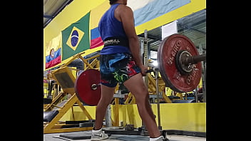 Hombre fuerte est&aacute_ caliente