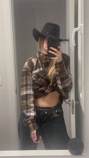 Amateur with big tits showcases her onlyfans content