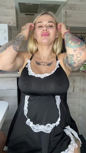 Big-titted pregnant woman shows off her curves