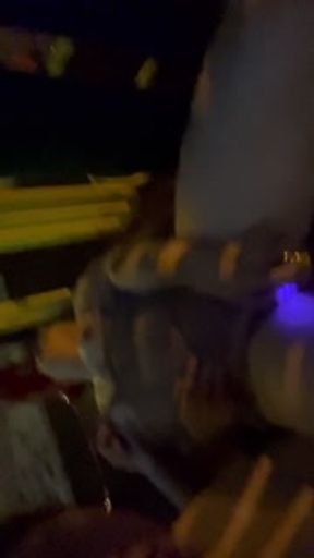 香港夫妻深夜公園裏自拍露出性愛自淫影片