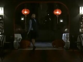 Vintage tinto brass-moglie troia apre le gambe al ristorante cinese per farsi spiare da guardone