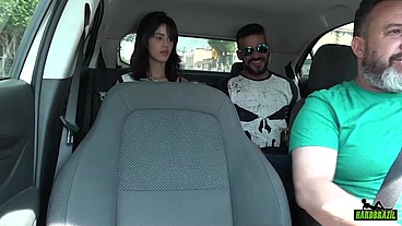Carro de App tem uma gostosa que dá o rabo para o tarado nas ruas - Shayenne Samara - Vinny Burgos - Binho Ted