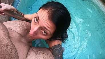 Cris Bathory dando o cú submerso