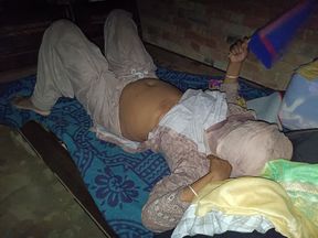 Mausi Ji Land per Tel Lagao Isko Aaram Se Hilao