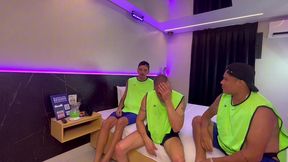 depois de perde de proposito no jogo o coroa so pensava em uma coisa (machos suados no vestiario)