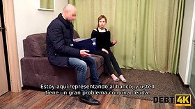 Debt4k. deudora desempleada Alice Klay tiene que tomar la polla del hombre en el coño