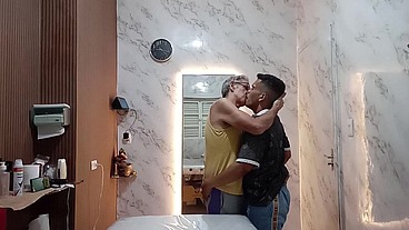 O médico chamou o paciente depois do expediente na clinica com outras intenções.