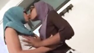 Hijab Lesbians fucks together