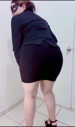 SECRETARY BIG ASS MEXICAN HOT LATINA MILF TAKES OFF ALL HER CLOTHES IN THE OFFICE AND OPENS HER ASS