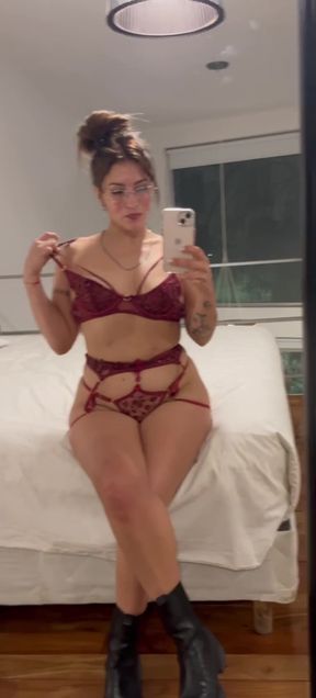 Curvy milf exposes her tits in NSFW content