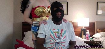 Wonder Woman Cosplayer Catch a Creep Perving