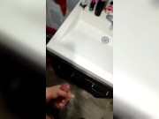 Vergón se mete al baño a sacarse la leche mientras afuera hay visitas