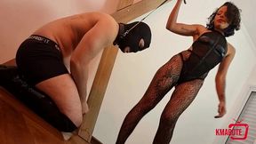 dominatrix puxando um galo humilha seu escravo