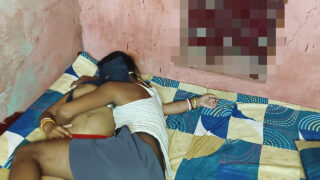Película casera de una madura ama de casa india de grandes tetas naturales tragándose una polla después de ser penetrada por una polla grande.