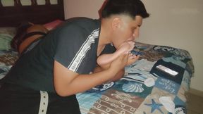 Roxana descansa en su dormitorio mientras adoran sus pies