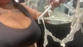 Safada no provador mostrando o plug no cu - Mary Jhuana