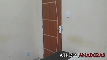Pretinha magrinha chega com macho que ela conheceu na balada escondida em casa e fode gostoso com ele