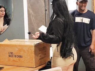 Antonella Jones espera un pedido y le gaga al domiciliario con una follado del otro mundo .