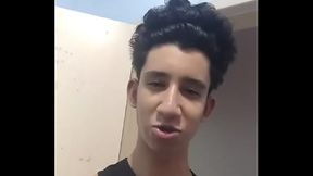 Novinho gritando e procurando uma mulher