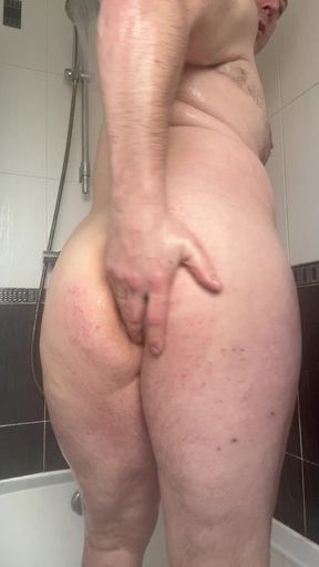 Round Ass Showering