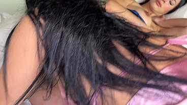 DOS LESBIANAS DESPIERTAN JUNTAS, SE COMEN SUS COÑOS Y JUEGAN CON UN GRAN DILDO