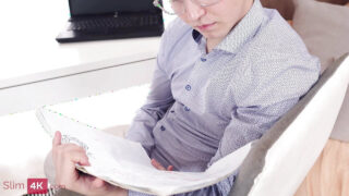 Pienikokoinen brunette teinit Tanya Ray ja Moon Imp ottavat ikäviä anaalicreampuja villien suihinottojen ja koiratyylin jälkeen