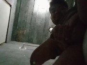 El pene pequeño se masturba en el baño