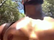 Stallion Fabio s’exhibe en extérieur dans un lieu public