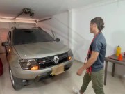 Chica latina me deja correr en su culo a cambio de arreglar su coche.