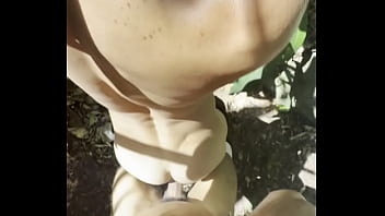 Novinho tarado encontra dotado mascarado no mato e fode sem camisinha