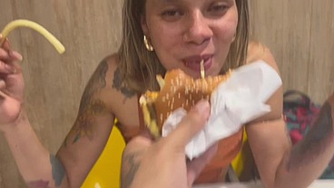 Depois de levar ela no fast food levei ela pra casa e comi a buceta e gozei no cuzinho da safada