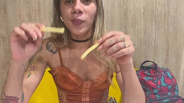 Depois de levar ela no fast food levei ela pra casa e comi a buceta e gozei no cuzinho da safada