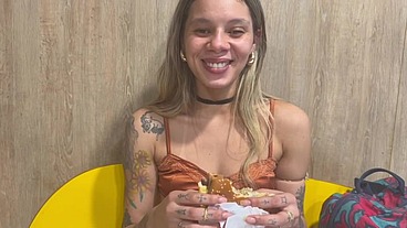 Depois de levar ela no fast food levei ela pra casa e comi a buceta e gozei no cuzinho da safada