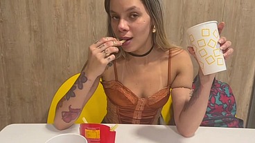 Depois de levar ela no fast food levei ela pra casa e comi a buceta e gozei no cuzinho da safada