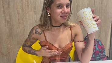 Depois de levar ela no fast food levei ela pra casa e comi a buceta e gozei no cuzinho da safada