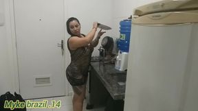 diarista estava fasendo almoco mais quando eu vir ela na conzinha eu nao resestir e peguei ela e comir ela na conzinha e na sala
