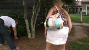 Return Of Lawnman! Mature Tracy Gets Facial After Blowjob! mp4