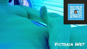 Fingering stepmom in solarium