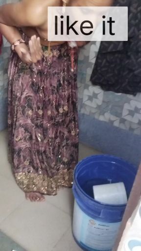 Desi hot indian pushpa bathroom me thi tab devar ne video bna liya