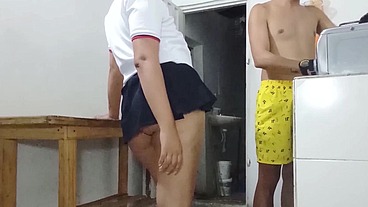 Padrastro Cachondo Se excita viendo a La Culona de su Hijastra y Follan de Pie en la Cocina