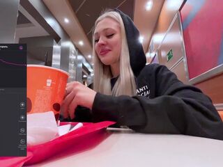 МОЙ ДРУГ УПРАВЛЯЕТ МОИМ ВИБРАТОРОМ LUSH В ОБЩЕСТВЕННОМ МЕСТЕ