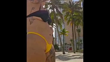 Ruiva casada da o cuzinho pro marido Corno e depois vai a praia e pega um desconhecido roludo e faz um boquete no banheiro qu&iacute_mico e leva gozada na cara