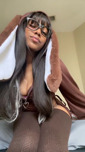 Hotty cosplayer in a bunny suit shows off her thick curves