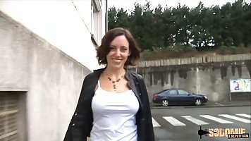 Elo, petite coquine, se fait enculer en gangbang