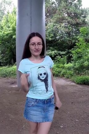 Diana wears no panties so she can pee outdoor