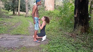 Nossa gostei muito de sentar no pau do novinho fiquei toda molhada gozei horrores. No meio do mato
