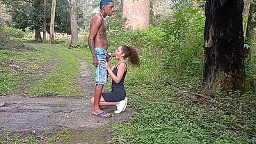 Nossa gostei muito de sentar no pau do novinho fiquei toda molhada gozei horrores. No meio do mato