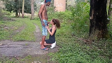 Nossa gostei muito de sentar no pau do novinho fiquei toda molhada gozei horrores. No meio do mato