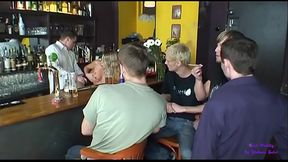 Orgia e gang bang con gli amici al ristopub &ndash_ 3